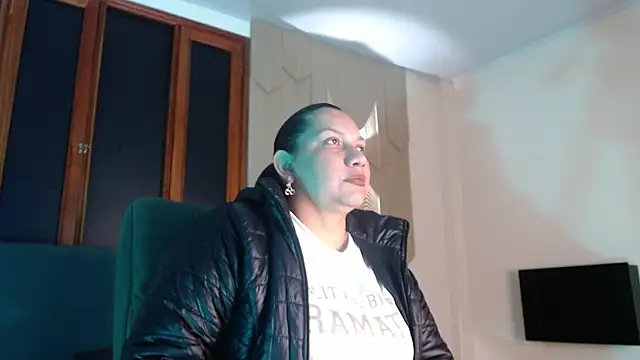 mia coral1 online show from April 7, 2026, 1:51 am