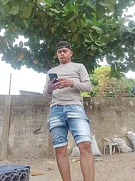 HOTRAINYGOLDEN online show from April 6, 2026, 11:44 am