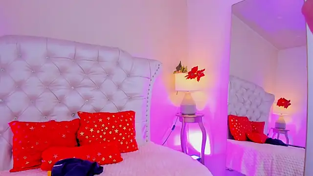 JuliannaGarcia online show from April 7, 2026, 12:18 pm