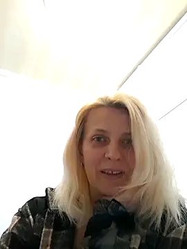 MiaLove183 online show from April 16, 2026, 1:12 pm