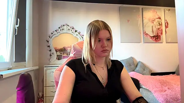 Snapshot of SweettAnny chatting on June 16, 2026, 4:40 pm SweettAnny online show from June 16, 2026, 4:40 pm