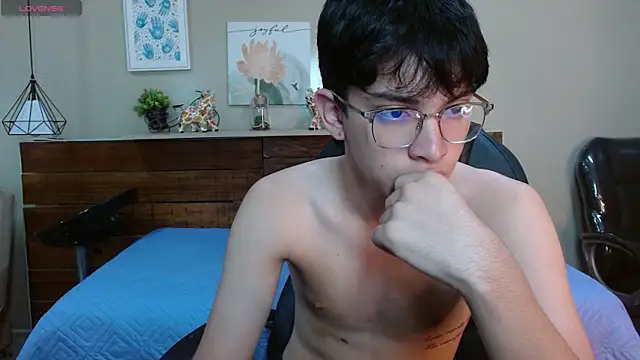 SantiTwinkyy online show from April 16, 2026, 12:39 pm