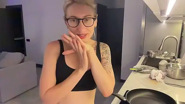 Snapshot of HEY_KITSUNKA chatting on July 19, 2026, 8:38 pm HEY KITSUNKA online show from July 19, 2026, 8:38 pm