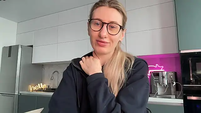 HEY KITSUNKA online show from April 10, 2026, 9:16 am