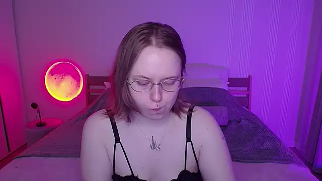 SelenaLily online show from April 8, 2026, 1:23 pm