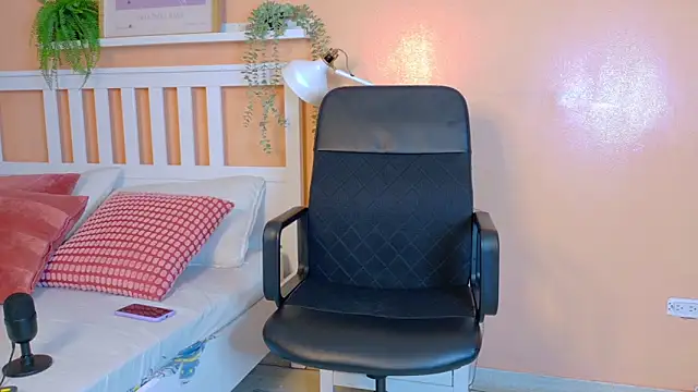 MeganEvanss   online show from April 7, 2026, 7:48 pm