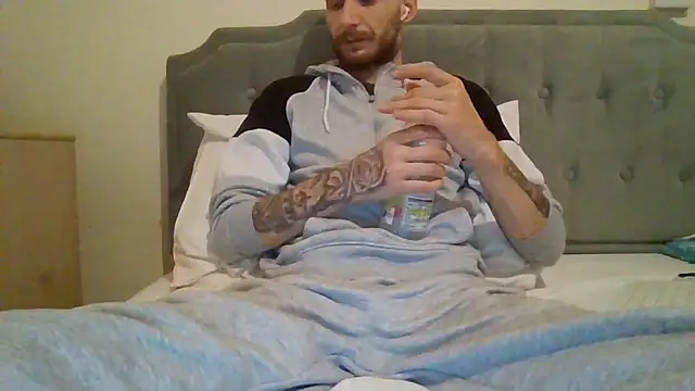 feetlovrr94 online show from April 16, 2026, 12:00 am