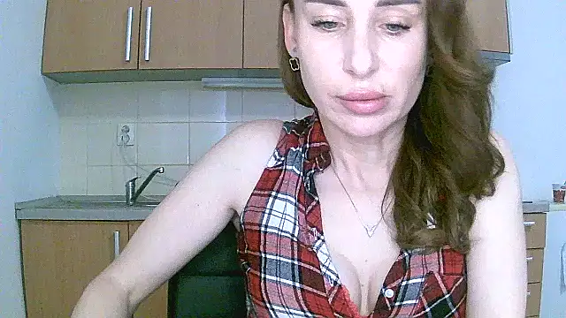 GlarysLoveressSx online show from April 15, 2026, 1:04 pm