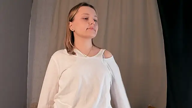 LorriMonz online show from April 18, 2026, 1:19 am