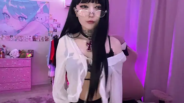 ToxiraLuneX online show from April 7, 2026, 5:48 pm