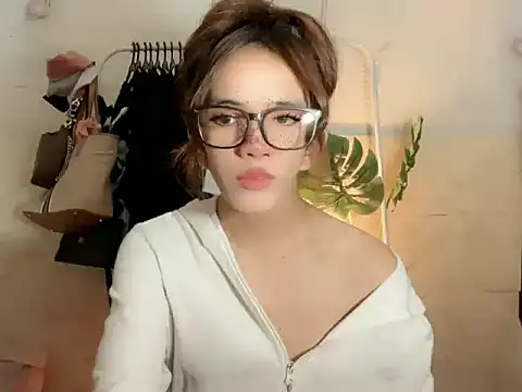 Snapshot of Leijona_Milker chatting on June 19, 2026, 2:12 pm Leijona Milker online show from June 19, 2026, 2:12 pm