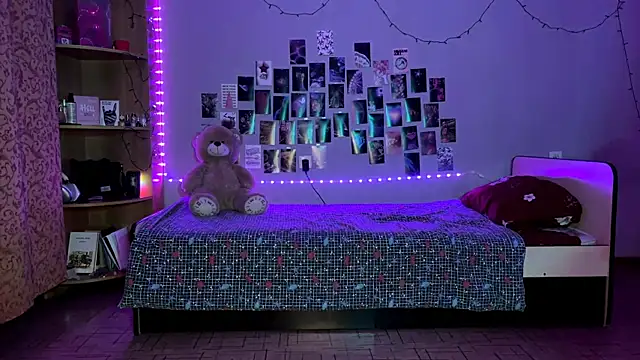 MoonRavelle online show from April 1, 2026, 2:58 pm