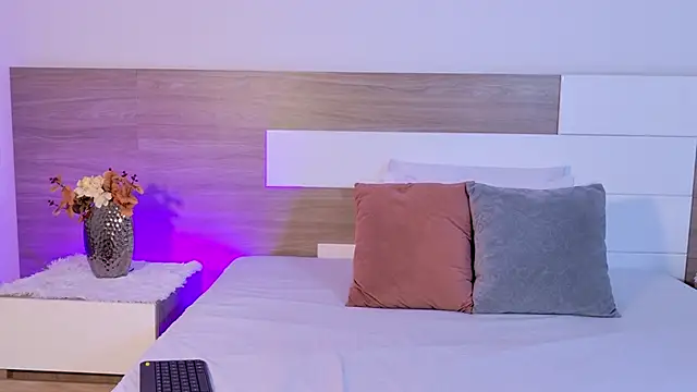 LindaBenetti online show from April 9, 2026, 11:38 am