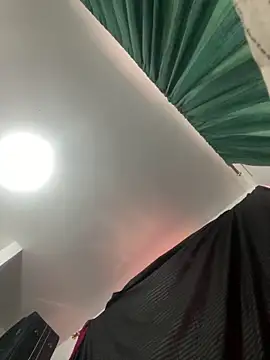 Anita vegaa  online show from April 16, 2026, 9:39 pm