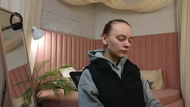 emma chaser online show from April 21, 2026, 1:42 am