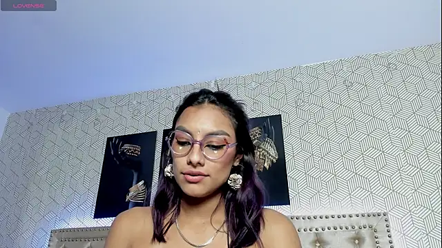 ValeAlvarez  online show from April 16, 2026, 9:39 pm