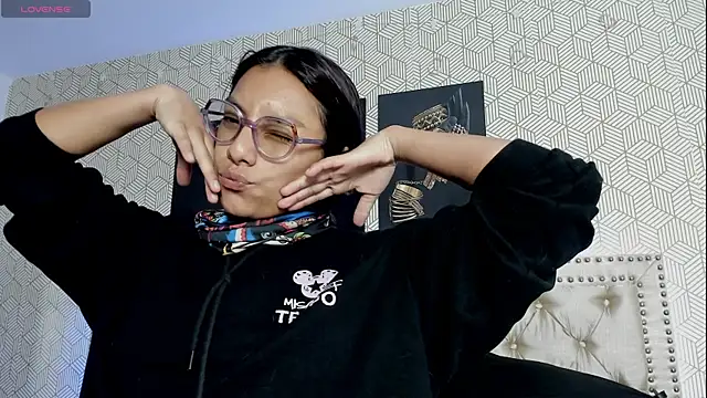 ValeAlvarez  online show from April 14, 2026, 7:41 pm