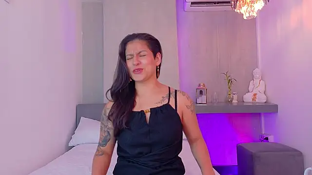 aurarosse  online show from April 9, 2026, 11:27 am