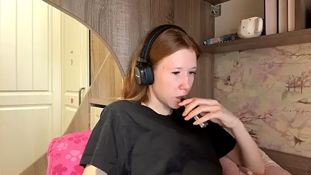 KiraNice1 online show from April 6, 2026, 8:37 am