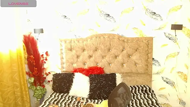 Luna-Foxx online show from April 15, 2026, 7:58 pm