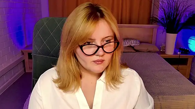 Snapshot of KathyBriggs chatting on July 19, 2026, 5:27 am KathyBriggs online show from July 19, 2026, 5:27 am