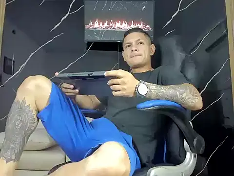 HenrryDouglas online show from April 28, 2026, 5:12 am