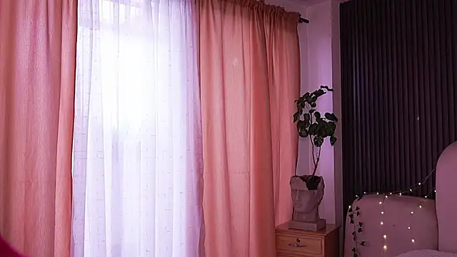 LilithLuxor  online show from April 16, 2026, 3:02 pm