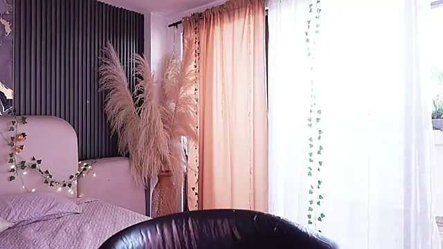 LilithLuxor  online show from April 10, 2026, 2:13 pm