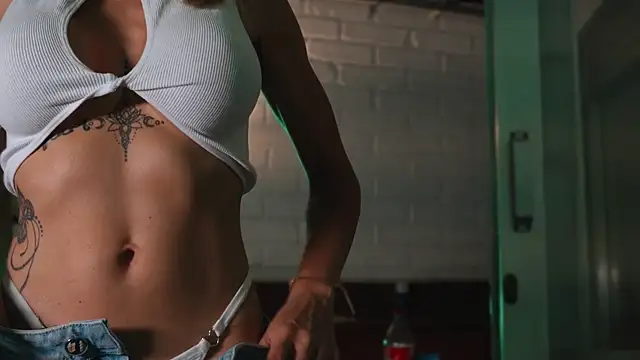 AlanaBrunetteX X online show from April 17, 2026, 11:29 pm