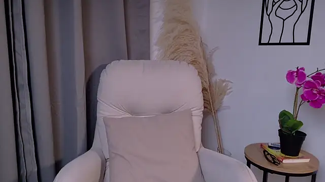 LiaFox  online show from April 9, 2026, 3:08 am