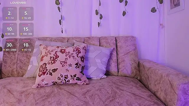 Velvet Noir  online show from April 5, 2026, 6:14 pm