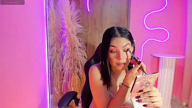 MadelinSharapova online show from April 18, 2026, 4:48 am