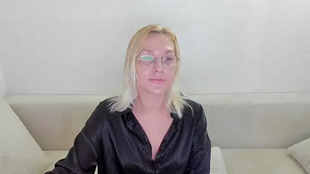 Snapshot of OeigesMik chatting on May 12, 2026, 10:10 am OeigesMik online show from May 12, 2026, 10:10 am