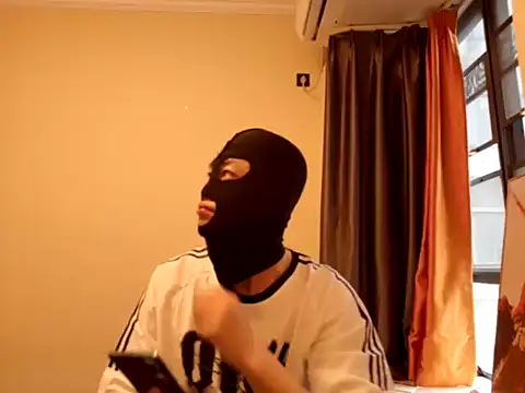 Snapshot of samouass chatting on April 22, 2026, 8:43 am samouass online show from April 22, 2026, 8:43 am