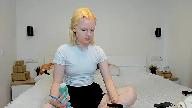 EIanorPuglia online show from April 15, 2026, 5:02 am