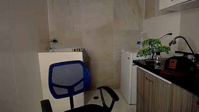 Zamaelprime  online show from April 17, 2026, 5:43 am