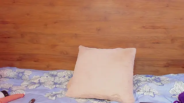 MOONWUW online show from April 12, 2026, 3:32 am