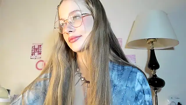 chloesweetbby online show from April 13, 2026, 8:24 pm