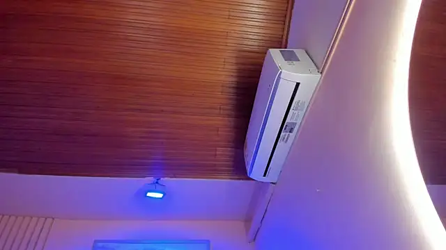 izumi mei online show from April 11, 2026, 11:58 am