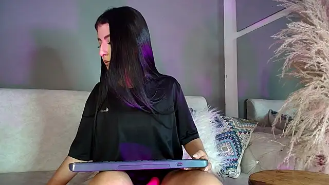 Snapshot of Zoee_8 chatting on July 2, 2026, 11:33 pm Zoee 8 online show from July 2, 2026, 11:33 pm