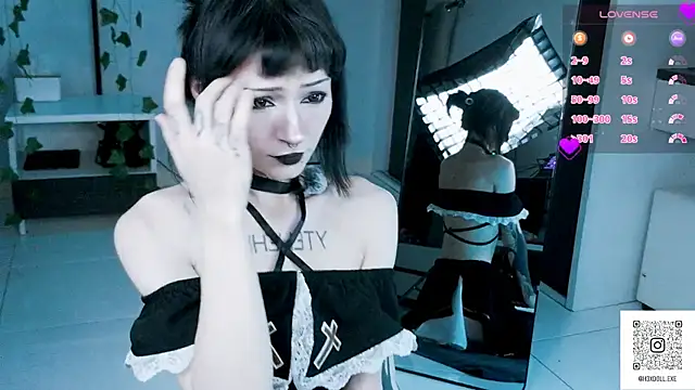 Snapshot of H3xD0ll chatting on August 2, 2026, 12:14 pm H3xD0ll online show from August 2, 2026, 12:14 pm