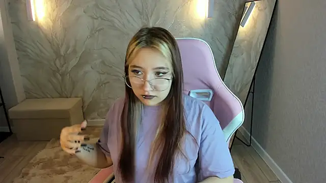 Luna Host online show from April 18, 2026, 2:14 am