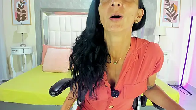 SamanttaLopez online show from April 13, 2026, 2:21 pm