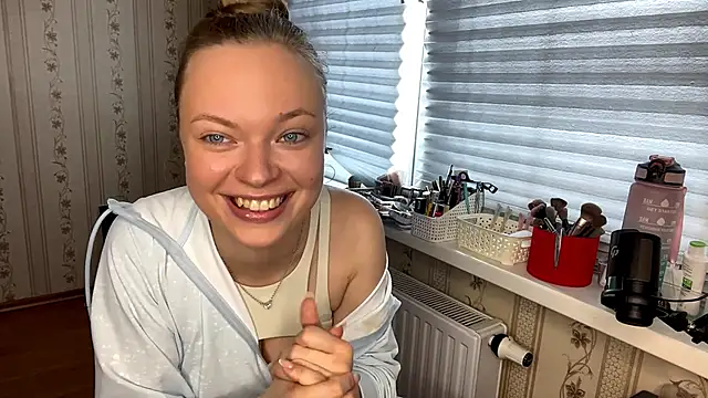 LolaZola online show from April 1, 2026, 11:55 am