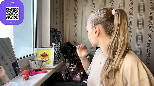 LolaZola online show from April 17, 2026, 7:22 am