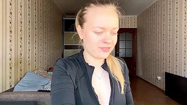 Snapshot of LolaZola chatting on April 29, 2026, 7:45 am LolaZola online show from April 29, 2026, 7:45 am