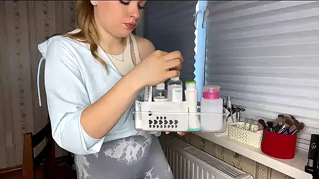 LolaZola online show from April 1, 2026, 2:58 pm