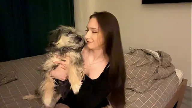 MiaNewstrom online show from April 16, 2026, 9:39 pm