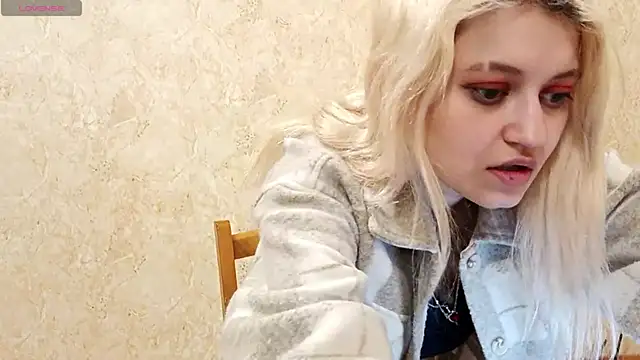 KateRiverr online show from April 18, 2026, 8:42 pm