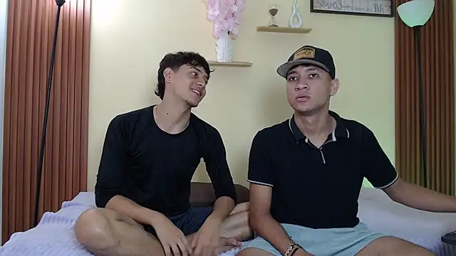 TwoHotTrouble  online show from April 2, 2026, 10:05 pm